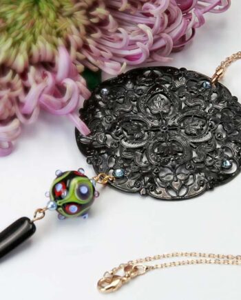 Collier palatine noir chaine or perle de verre verte pendant noir