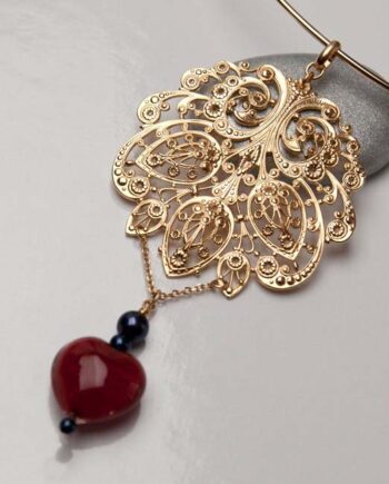 collier or feuille au coeur rouge