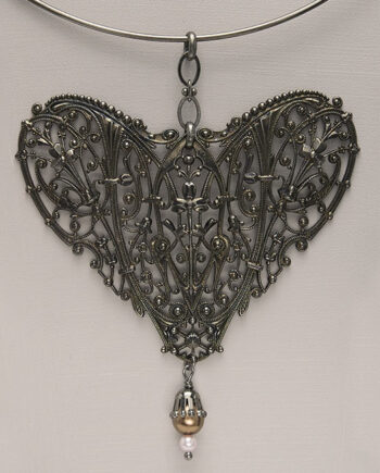 Collier noir coeur baroque perle nacre