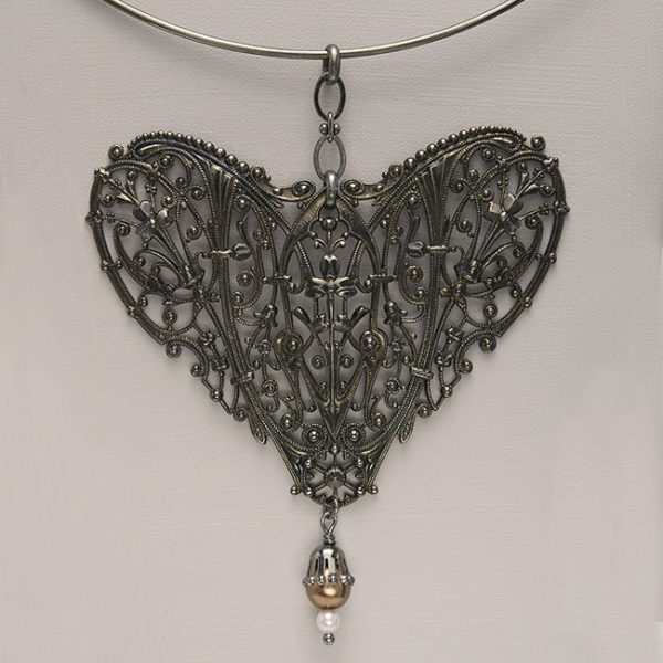 Collier noir coeur baroque perle nacre